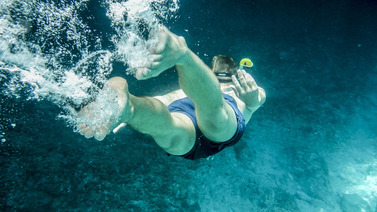 Snorkel en el Cenote Azul de Bacalar: Explorando las Aguas Multicolor